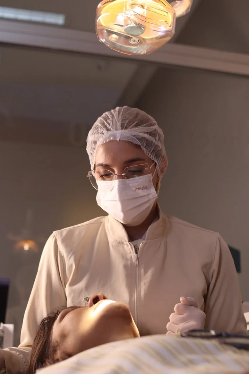 Dra. Alice, da Odoctor Núcleo Odontológico, em atendimento